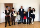 Коледари поздравиха с изпълненията си областния управител Захари Сираков