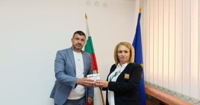 Заместник областният управител инж. Владимир Сертов връчи печата на Районна избирателна комисия – Смолян Заместник областният управител инж. Владимир Сертов връчи печата на Районна избирателна комисия – Смолян
