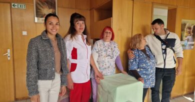 Младо семейство избра да сподели сватбеното си щастие с новородените в смолянската болница Младо семейство избра да сподели сватбеното си щастие с новородените в смолянската болница